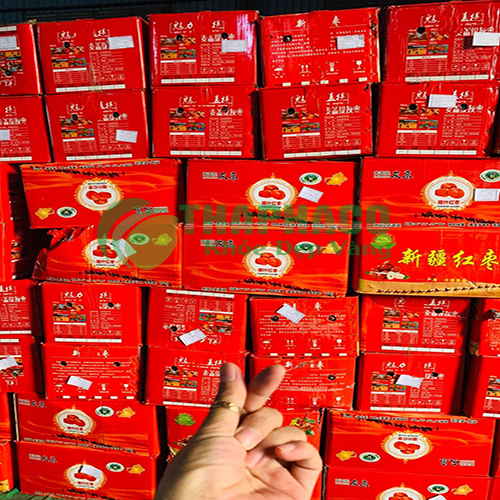 Những thùng hàng táo đỏ tại TP.HCM