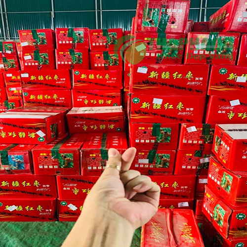 Những thùng hàng táo đỏ sấy khô tại THAPHACO