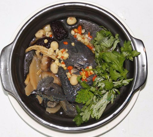Cách dùng sơn thù du nấu gà tần