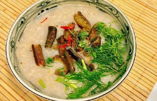 Hoàn thành món cháo tảo biển chile thơm ngon