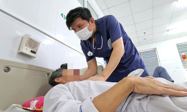 Nhập viện từ việc ăn tiết canh và nem chua