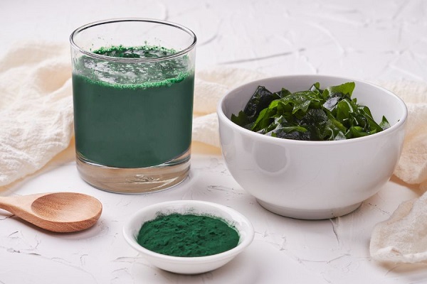 Pha nước tảo xoắn để giảm cân