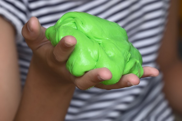 Cẩn thận cho trẻ nhỏ chơi Slime