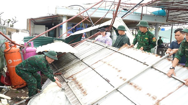 Cán bộ chiến sĩ chung tay hỗ trợ người dân