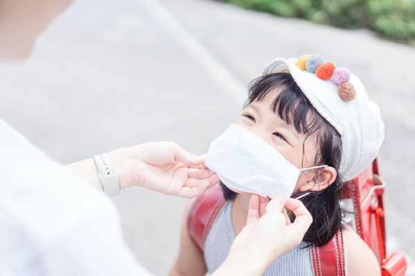 Đeo khẩu trang cho trẻ khi ra đường