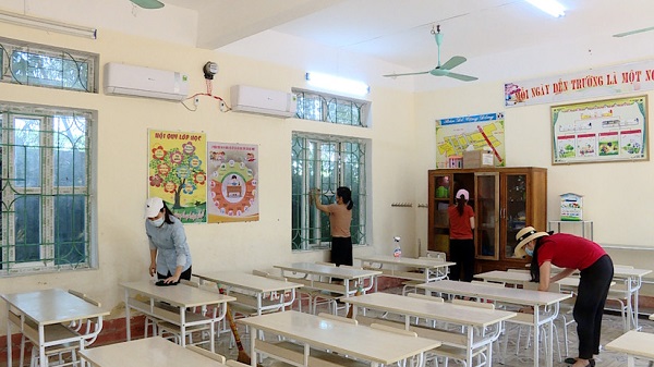 Nhà trường chủ động vệ sinh bàn học để tránh các bệnh truyền nhiễm