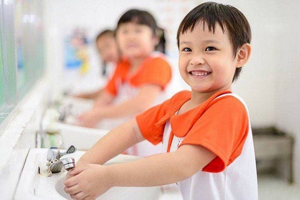 Nhắc nhở trẻ rửa tay thường xuyên để phòng bệnh