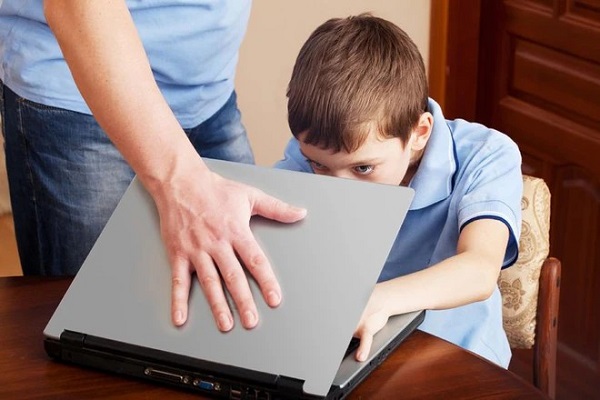 Dùng mạng xã hội nhiều ảnh hưởng đến trí não trẻ