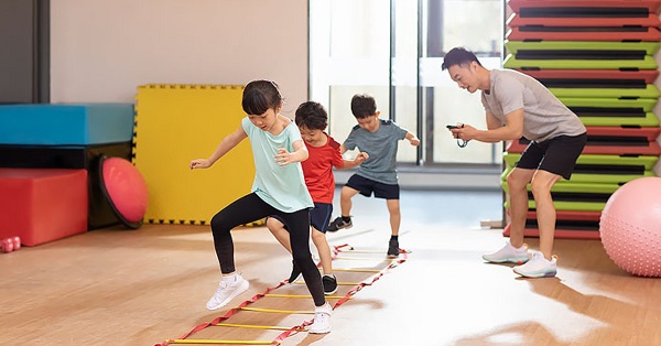 Dành thời gian hoạt động thể chất với trẻ
