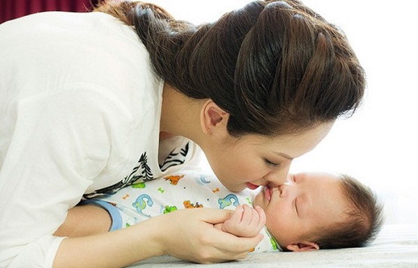 Không nên hôn trẻ sơ sinh