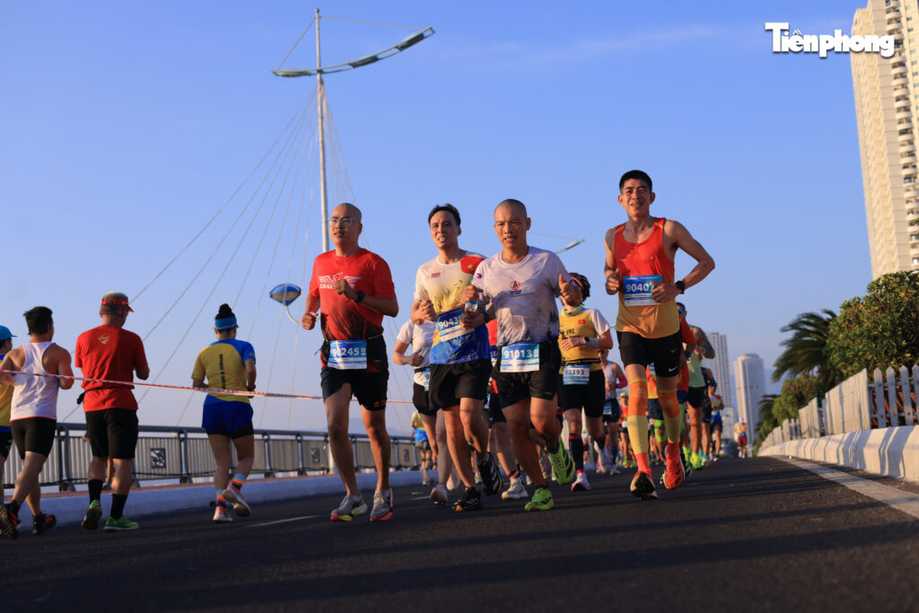 Vũ Văn Thắng nhận racekit tại expo Tiền Phong Marathon Nha Trang 2026 cùng cộng đồng runner
