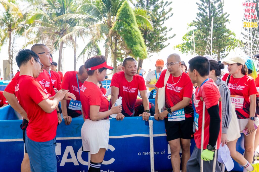 Vũ Văn Thắng khởi động cùng cộng đồng Eagle Camp trước giờ xuất phát Tiền Phong Marathon 2026