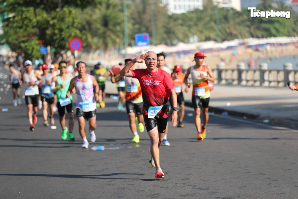 Vũ Văn Thắng trên hành trình chạy 42km Tiền Phong Marathon với chiến lược giữ pace ổn định