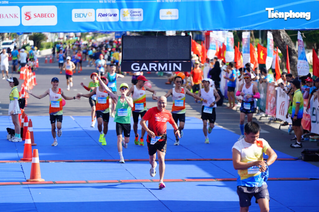 Vũ Văn Thắng bơi biển Nha Trang chuẩn bị thể lực và tinh thần cho cự ly 42km marathon