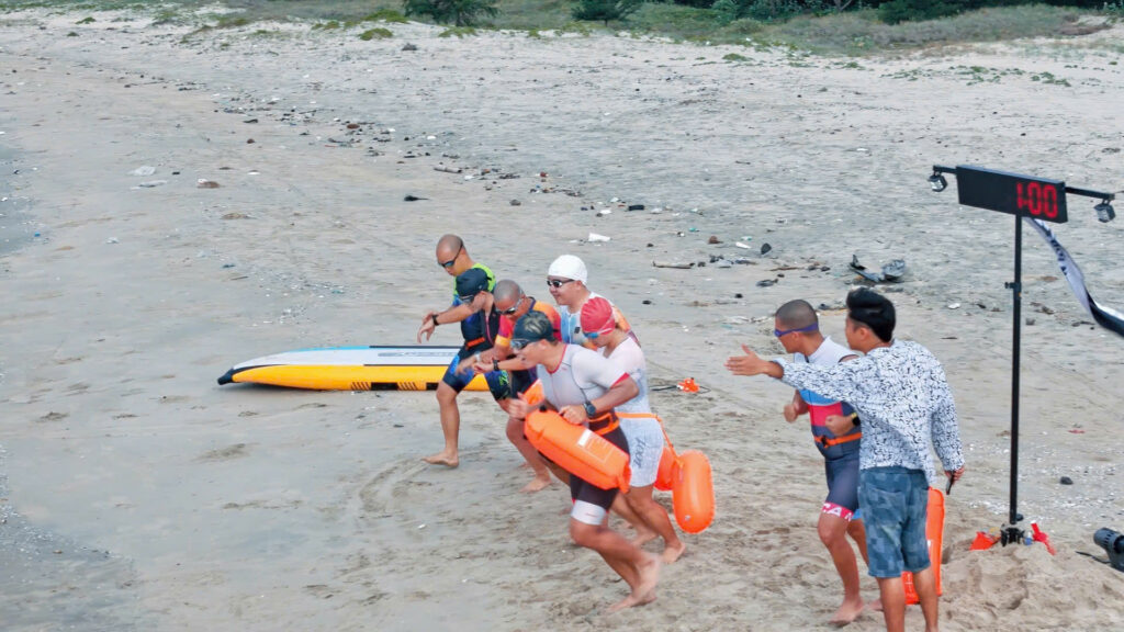 Vũ Văn Thắng tập bơi biển Vũng Tàu lúc sáng sớm chuẩn bị Ironman