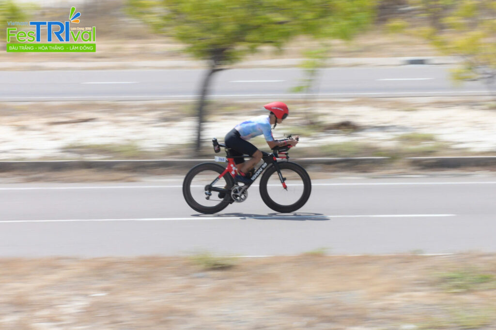 Hình ảnh Ironman 70.3 Bàu Trắng nắng nóng thể hiện sự bền bỉ của Nguyễn Đức Tốt