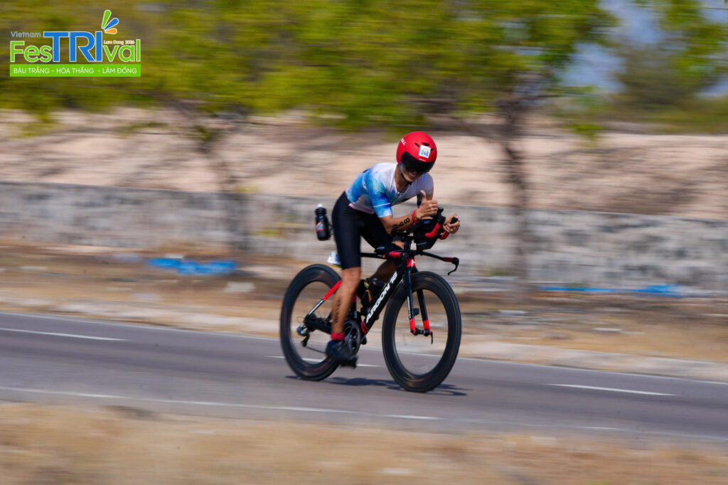 Nguyễn Đức Tốt đạp xe 90km tại Ironman 70.3 Bàu Trắng với chiến lược ổn định