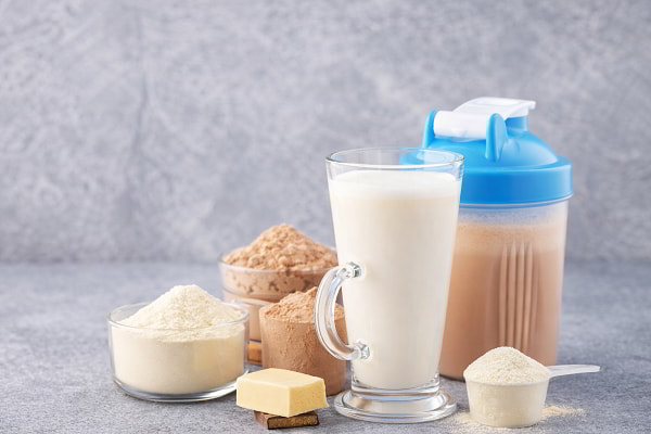 Uống sữa hay Whey tăng cân tốt hơn