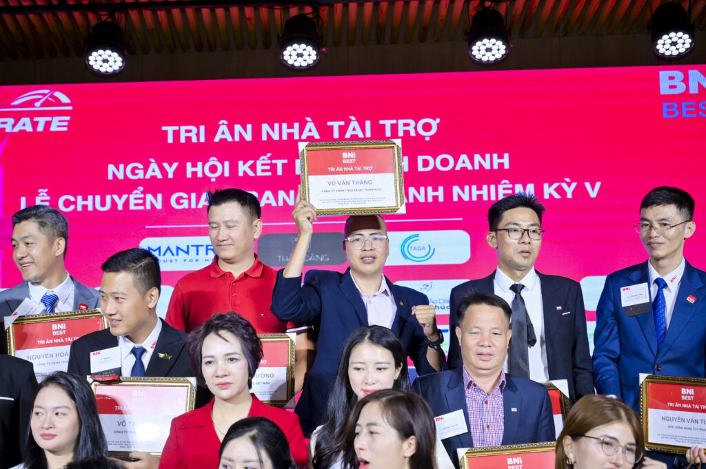 Vũ Văn Thắng BNI chụp cùng Ban Điều Hành BNI Best Chapter nhiệm kỳ 5