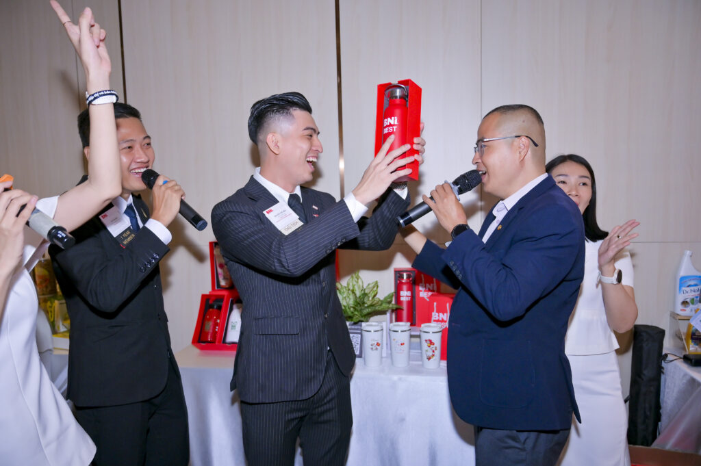 Vũ Văn Thắng BNI tham dự lễ chuyển giao Ban Điều Hành BNI Best Chapter với hơn 100 doanh nhân