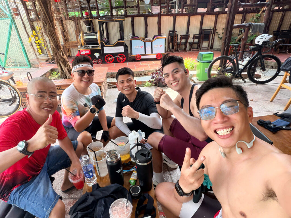 Vũ Văn Thắng Ironman 70.3 thực hiện bài tập brick đạp xe và chạy bộ chuẩn bị thi đấu