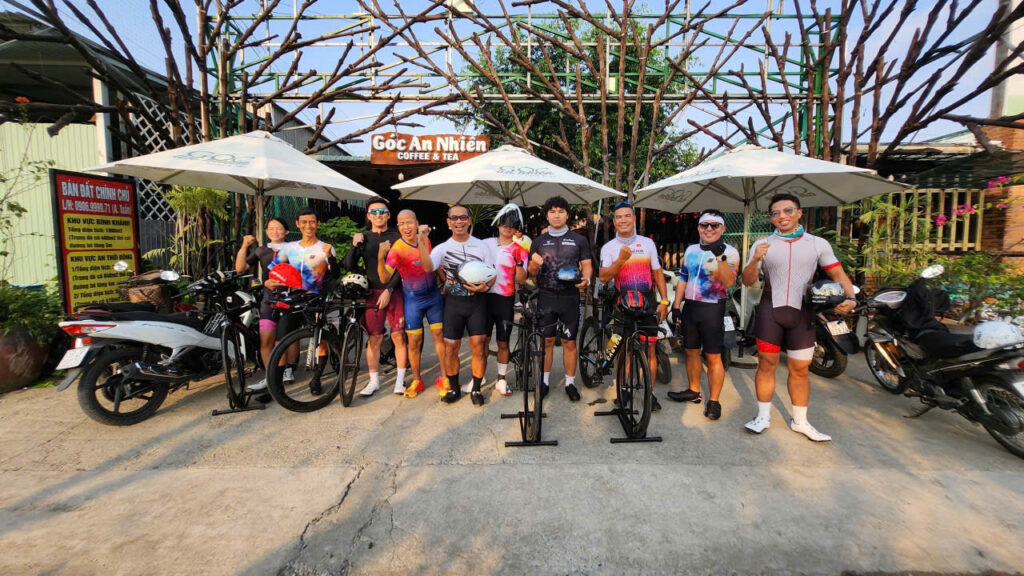 Vũ Văn Thắng Ironman 70.3 chạy bộ 10km sau khi hoàn thành 100km đạp xe