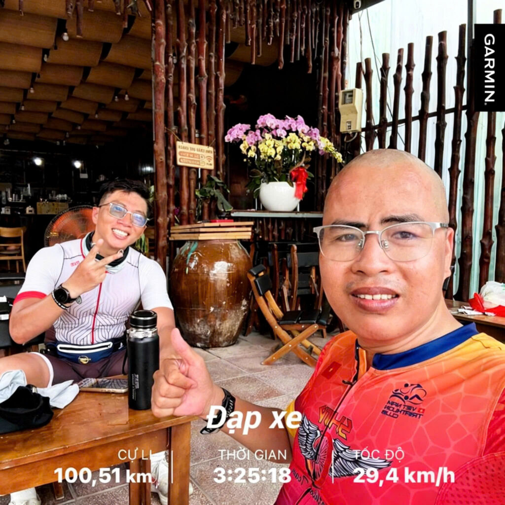 Vũ Văn Thắng Ironman 70.3 đạp xe 100km tại Cần Giờ trong buổi tập sáng sớm