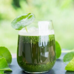 Rửa mặt bằng nước rau má giúp làm sạch da nhẹ nhàng