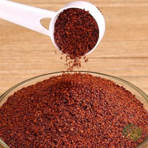 Thìa trắng đổ hạt vào bát thủy tinh (quy trình)