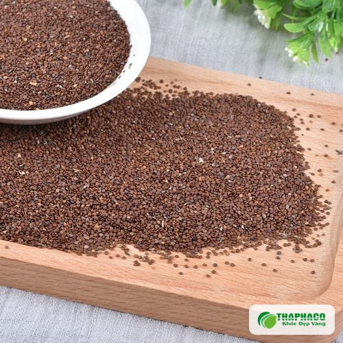 Hạt đình lịch khô đổ ra khay gỗ